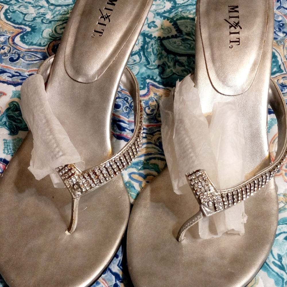 Mixit size 10 silver thong sandal 2in heel